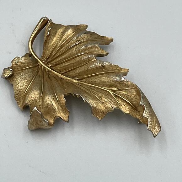 Vintage Crown Trifari Gold Plated Large Leaf Brooch Pin - Picture 1 of 7